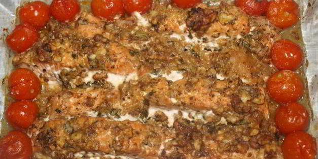 форель с апельсиново-базиликовым соусом и орехами