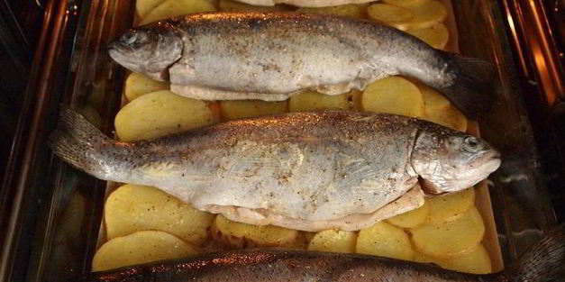 форель запеченая с картофелем