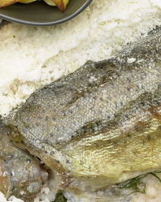 Форель, запеченная в ароматной корочке