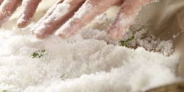 форель, запеченная в ароматной корочке