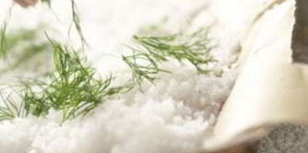 форель, запеченная в ароматной корочке