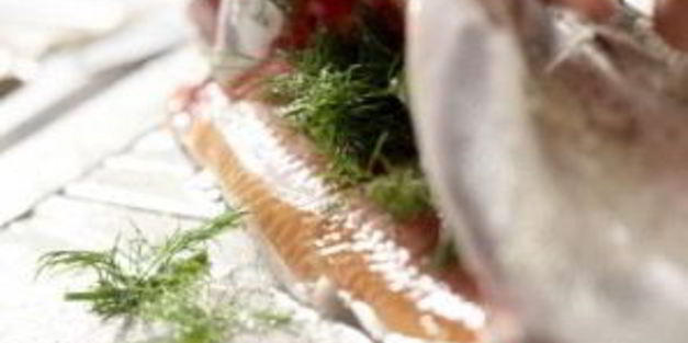 форель, запеченная в ароматной корочке