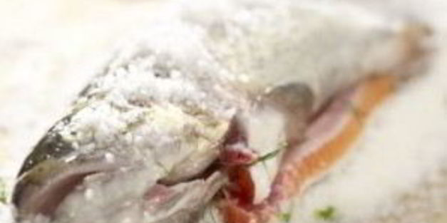 форель, запеченная в ароматной корочке