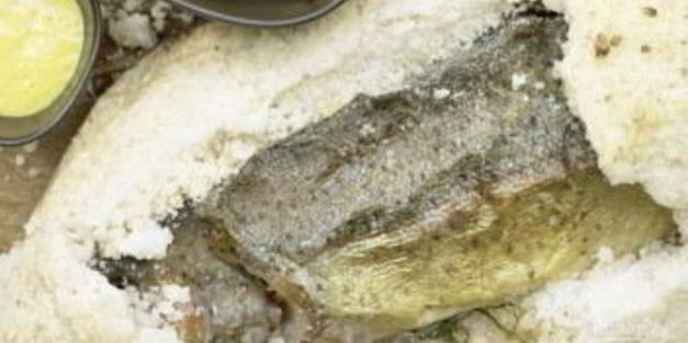 форель, запеченная в ароматной корочке