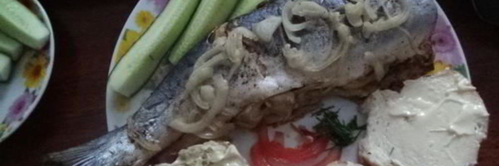 Голец, запеченный с луком