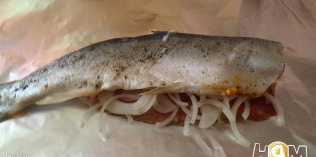 голец, запеченный с луком