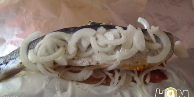 голец, запеченный с луком