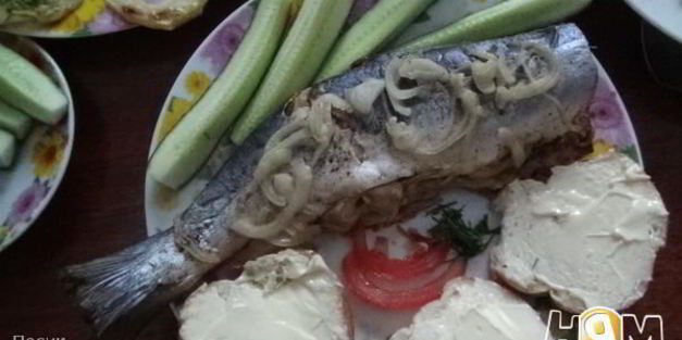 голец, запеченный с луком