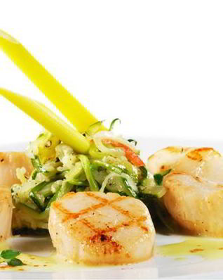 Гребешки с тушеными овощами