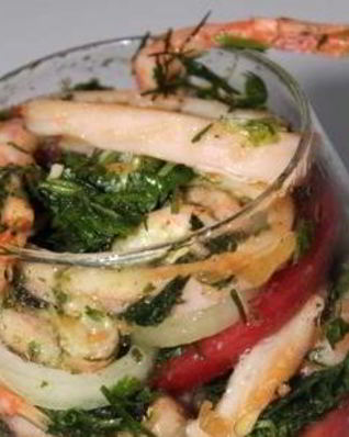 Кальмары с креветками и зеленью с лимонным соком и табаско