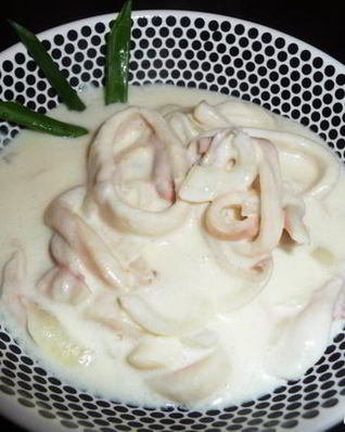 Кальмары в сливочно-сырном соусе