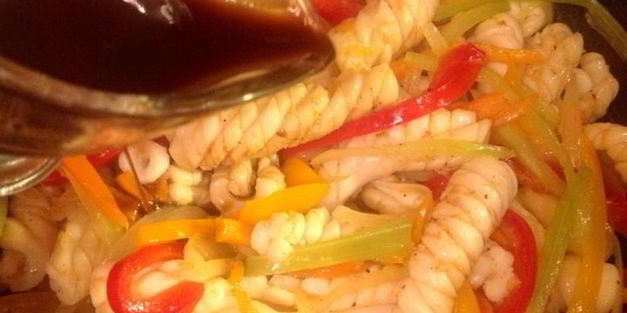 кальмары, жаренные с овощами
