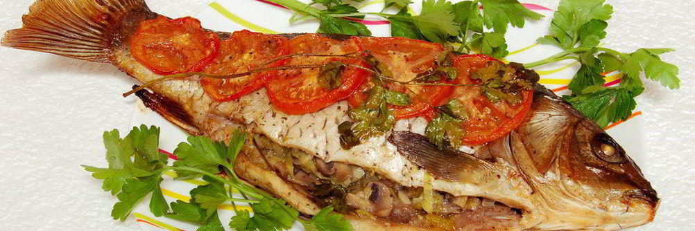 Карп, запеченный с луком-пореем и грибами
