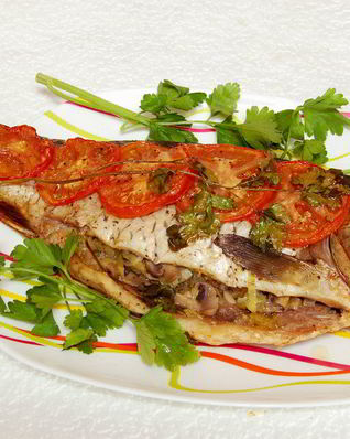 Карп, запеченный с луком-пореем и грибами