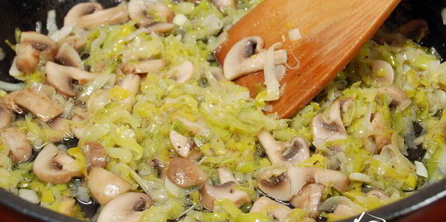 карп, запеченный с луком-пореем и грибами