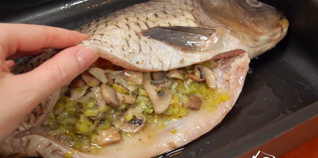 карп, запеченный с луком-пореем и грибами