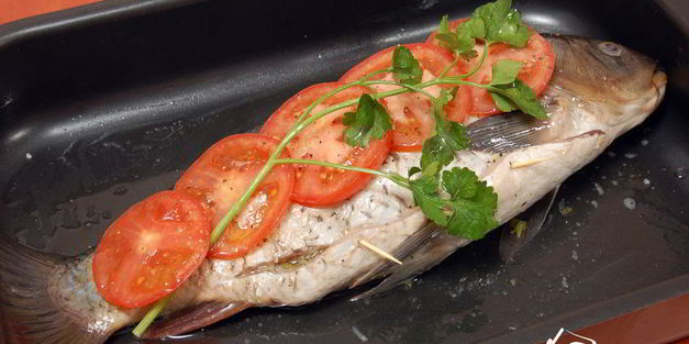 карп, запеченный с луком-пореем и грибами