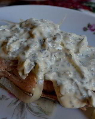 Холодный припущенный лосось под майонезом с травами