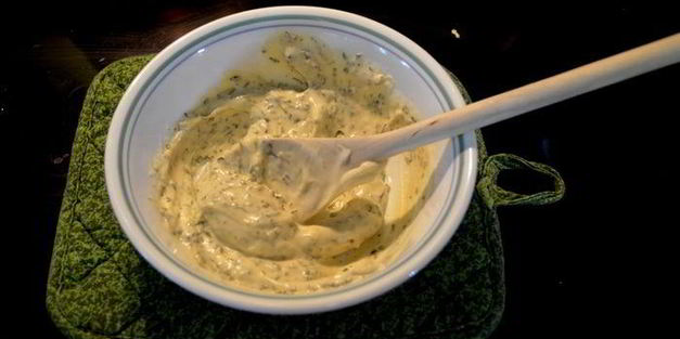 холодный припущенный лосось под майонезом с травами