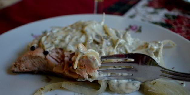 холодный припущенный лосось под майонезом с травами