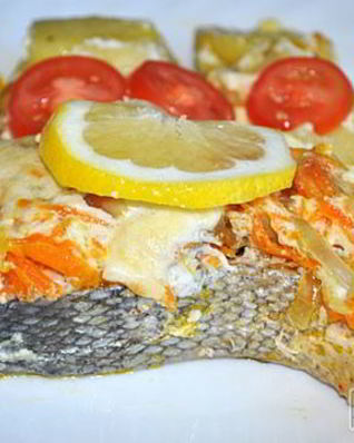 Красная рыба под сливочным соусом, запеченная с картофелем