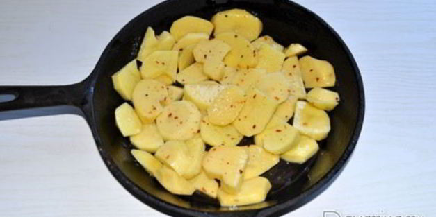 красная рыба под сливочным соусом, запеченная с картофелем