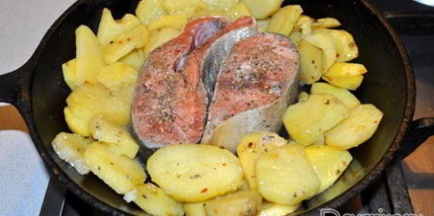 красная рыба под сливочным соусом, запеченная с картофелем