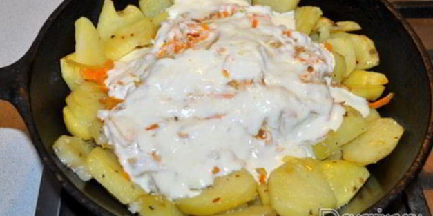 красная рыба под сливочным соусом, запеченная с картофелем