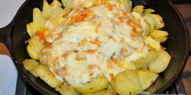 красная рыба под сливочным соусом, запеченная с картофелем