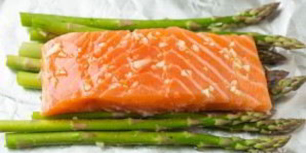 красная рыба в фольге с лимоном