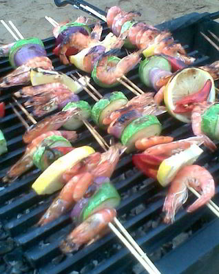 Креветки с розмарином на шпажках