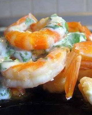 Креветки в йогуртово0м соусе с чесноком и кинзой