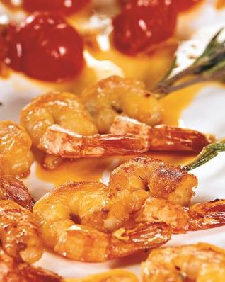 Креветки, жаренные на ветках розмарина