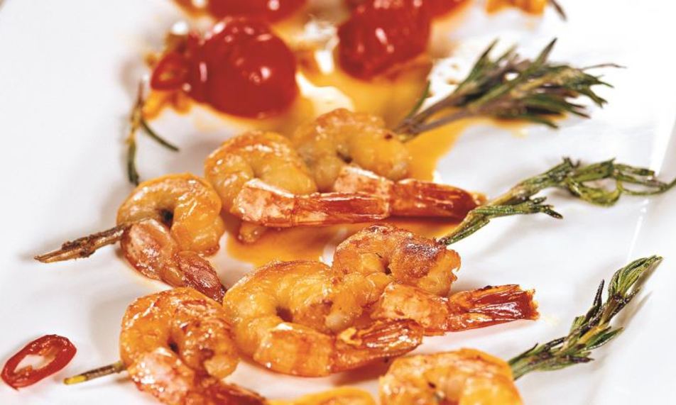 Рецепт креветки, жаренные на ветках розмарина