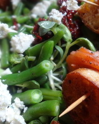 Лосось в чиабатте с салатом из зеленой фасоли, рокфора и вяленых помидоров