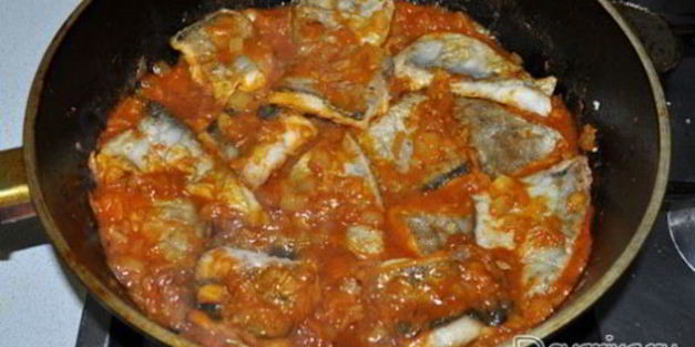 минтай в соусе карри