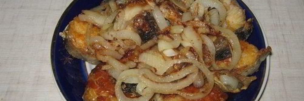 Минтай жареный с луком