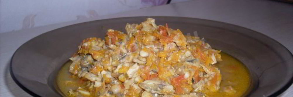 Мойва, тушенная с овощами