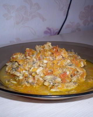 Мойва, тушенная с овощами