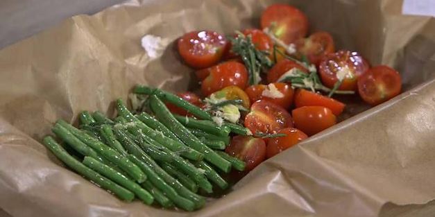 палтус со стручковой фасолью и помидорами