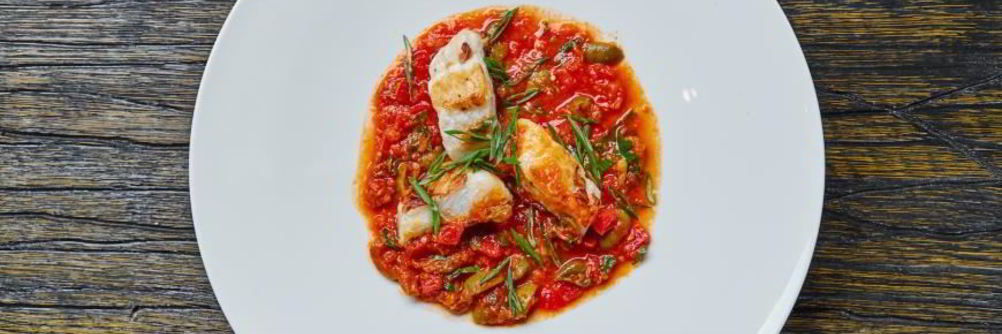 Рыба конгрио запеченная с томатами