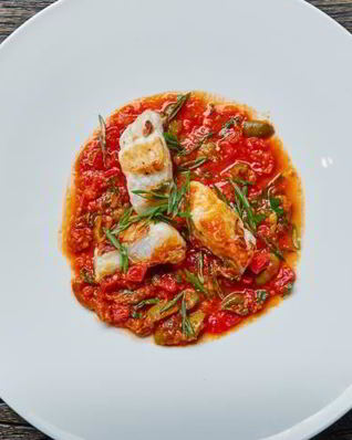 Рыба конгрио запеченная с томатами