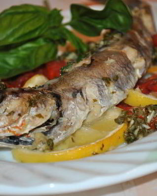 Рыба путассу запеченная с лимоном и томатами