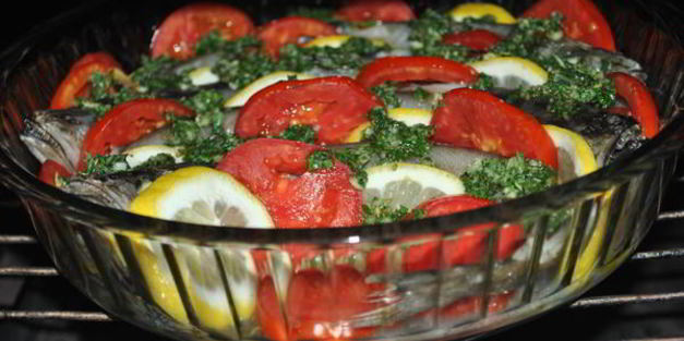 рыба путассу запеченная с лимоном и томатами