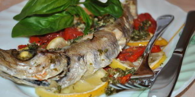 рыба путассу запеченная с лимоном и томатами