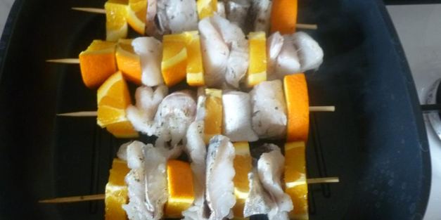 рыба с апельсином на шпажках