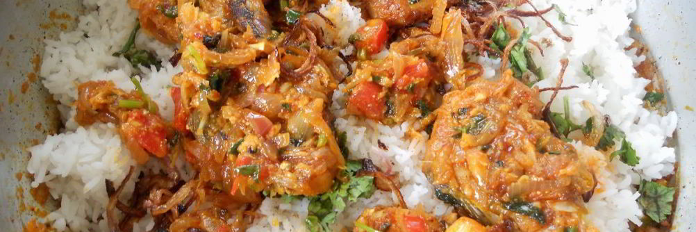 Рыба с пряным рисом и орехами