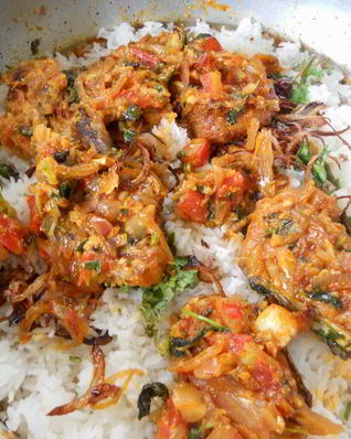 Рыба с пряным рисом и орехами