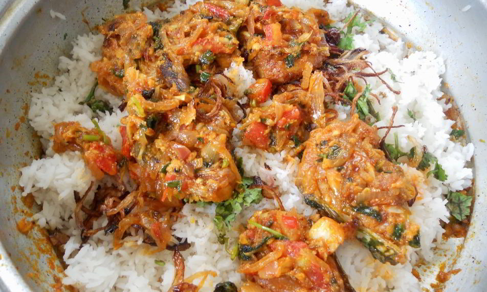 Рецепт рыба с пряным рисом и орехами