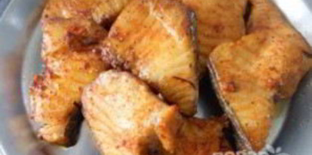 рыба с пряным рисом и орехами